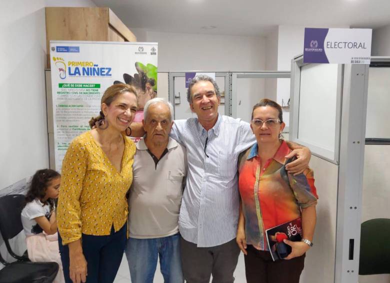 Jaime Bedoya y su equipo inscribieron el movimiento Envigado Lector. FOTO Cortesía