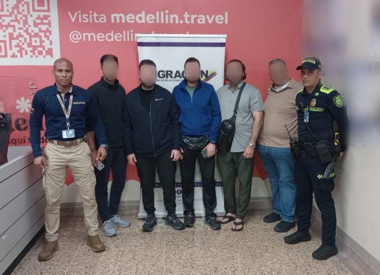 Nada más en las últimas horas fueron devueltos cinco extranjeros que fueron sorprendidos hablando de cómo iban a explotar mujeres en Medellín durante su estadía. FOTO: CORTESÍA MIGRACIÓN COLOMBIA