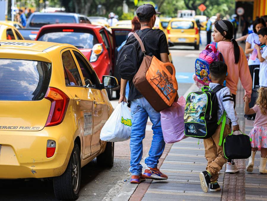 En temporada alta y fines de semana coger un taxi en la Terminal del Norte se vuelve un verdadero suplicio. FOTO: MANUEL SALDARRIAGA