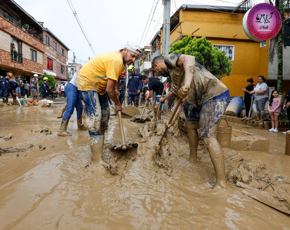 Con palas, baldes la comunidad continúa sacando lodo de sus viviendas y despejando las calles. Foto: Esneyder Gutiérrez 
