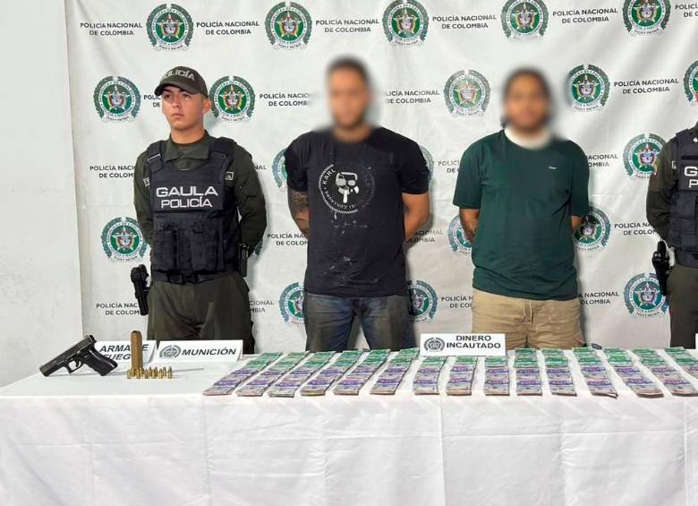 Alias El Menor y alias El Cerrajero, los dos capturados en la operación de las autoridades en el corregimiento Altavista. FOTO: MEVAL