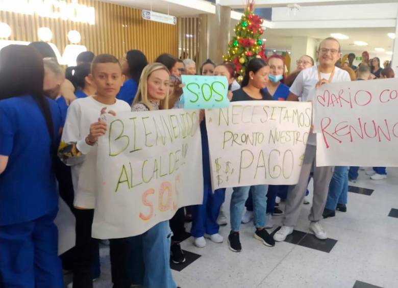 El alcalde fue recibido con carteles y el llamado de los trabajadores a actuar pronto en pro del hospital. FOTO Jacobo Betancur