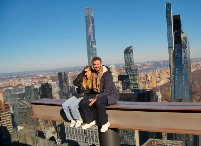 Hasta David Beckham subió a la atracción The Beam para recrear la famosa foto de 1932 (arriba). FOTO Cortesía www.rockefellercenter.com