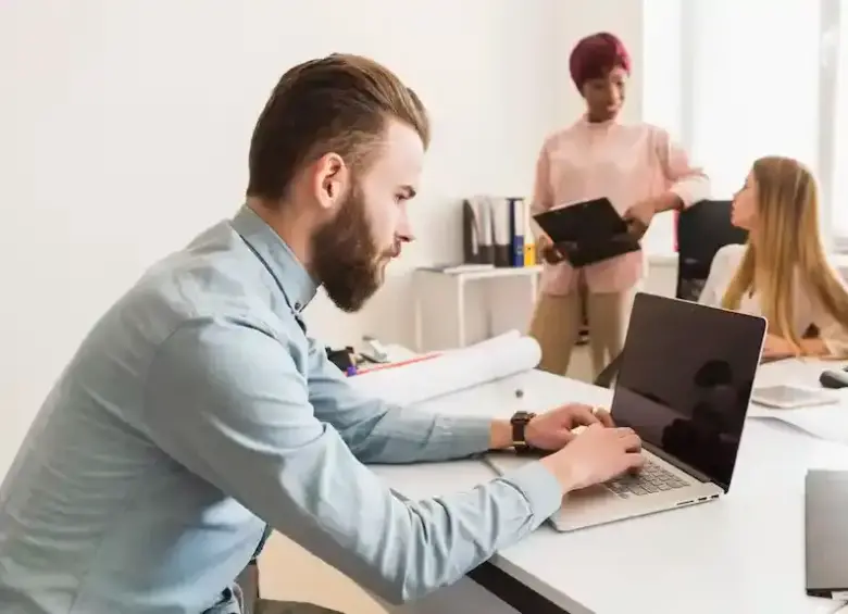 Miles de vacantes están disponibles actualmente en Colombia para quienes buscan empleo en áreas operativas y comerciales. FOTO: GETTY