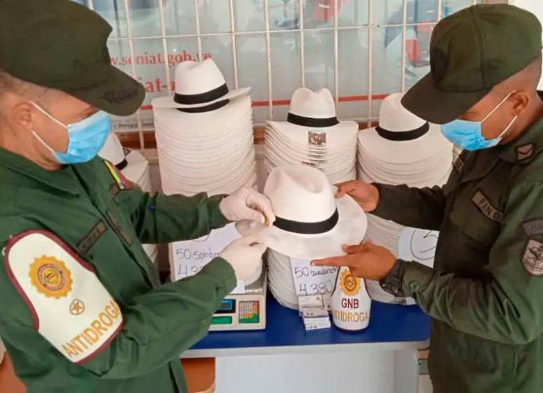 Los sombreros tenían la cocaína líquida impregnada en las alas, según el análisis químico. FOTOS cortesía