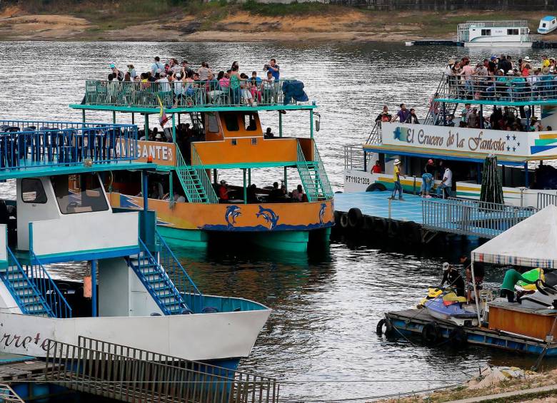 En Guatapé hay 31 empresas náuticas habilitadas, con 250 embarcaciones. En el embalse, también preocupa la sobreocupación. FOTO JAIME PÉREZ