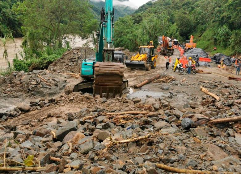 Con maquinaria se trabaja para retirar los materiales que tienen cerrada la vía La Pintada - La Felisa desde la mañana de hoy. FOTO: CORTESÍA PACÍFICO TRES.