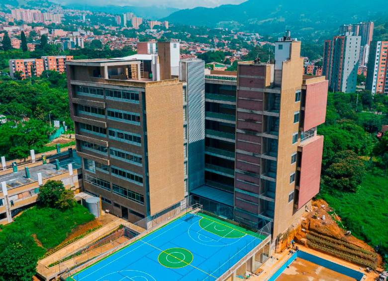 La sede tiene un área construida de casi 14.000 metros cuadrados y cuenta con 65 aulas, tres laboratorios, zonas de estudio, cuatro salones de sistemas, tres ascensores panorámicos y 74 unidades sanitarias, entre otras comodidades. FOTO: TdeA 