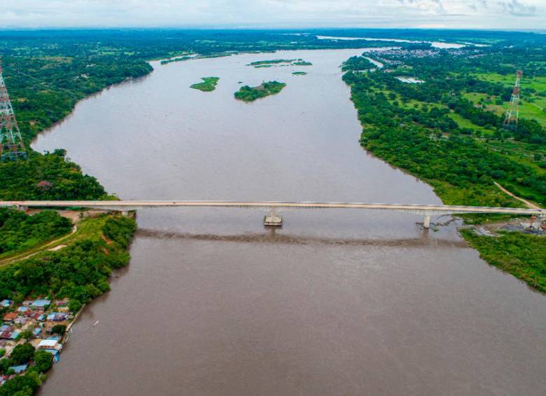 El puente sobre el río Magdalena de esta concesión tiene 1.360 metros de longitud. Según la ANI, a la fecha registra un avance del 99 %. Todo el corredor estaría listo en 2023. FOTO: CORTESÍA