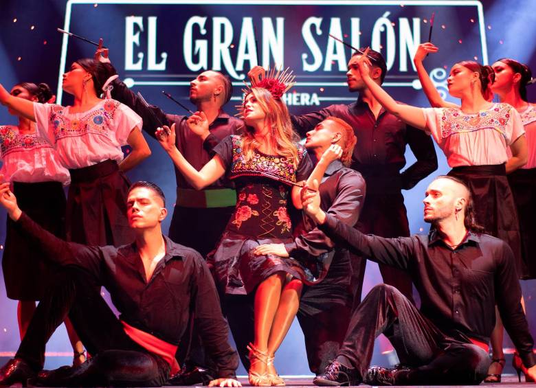 Durante el show, Vivi Osorio (en el centro) cuenta historias, baila y cambia de vestidos. Foto: cortesía.