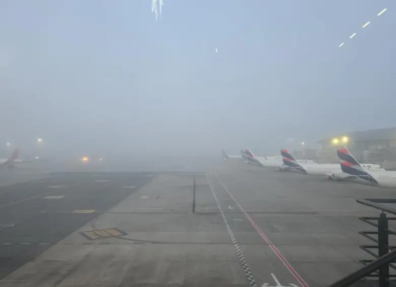 La densa niebla que cubre este jueves la Sabana de Bogotá obligó a cancelar y retrasar varios vuelos en el Aeropuerto Internacional El Dorado. FOTO: AEROCIVIL
