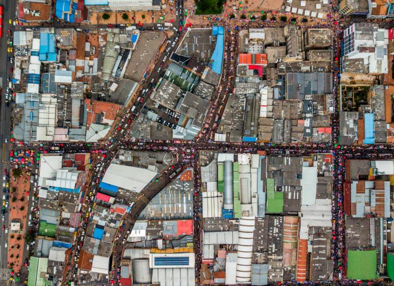 El mercado San Victorino en Bogotá visto desde el aire el 23 de diciembre del 2020, cada navidad este es el sector a donde muchos bogotanos van en búsqueda de los regalos para sus familiares. Foto: Andrés Moyano
