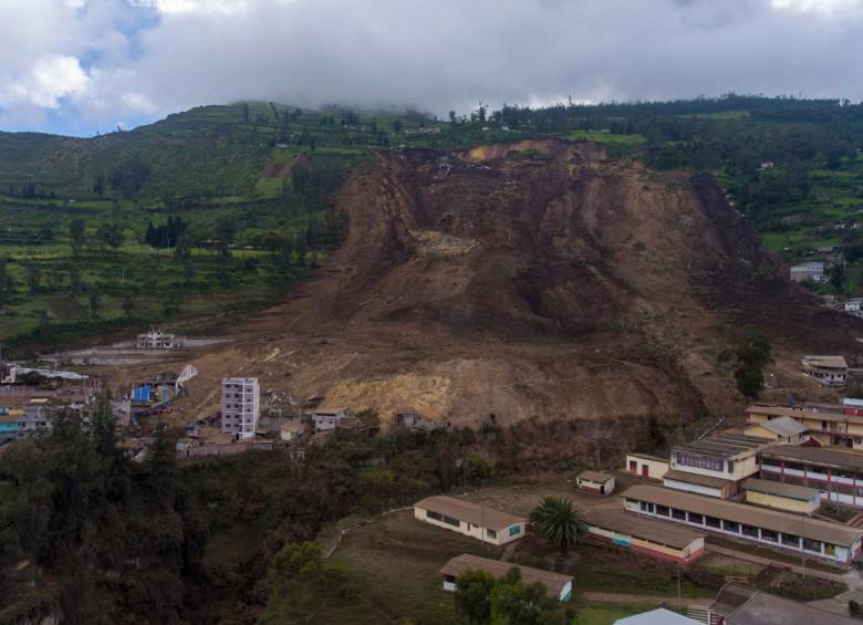 Bomberos de ocho ciudades del país y equipos de búsqueda y rescate de Quito y Cuenca trabajan en el lugar de la tragedia para encontrar más personas con vida. FOTO: EFE