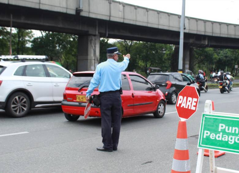 Agente de la Secretaría de Movilidad durante un control vial en Medellín. FOTO: Archivo EL COLOMBIANO