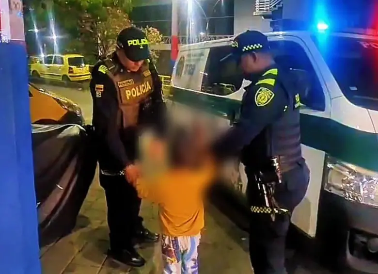 El niño fue encontrado solo por una patrulla de la Policía y al preguntarle sobre sus padres afirmó no saber dónde estaban. FOTO: Cortesía Alcaldía de Medellín