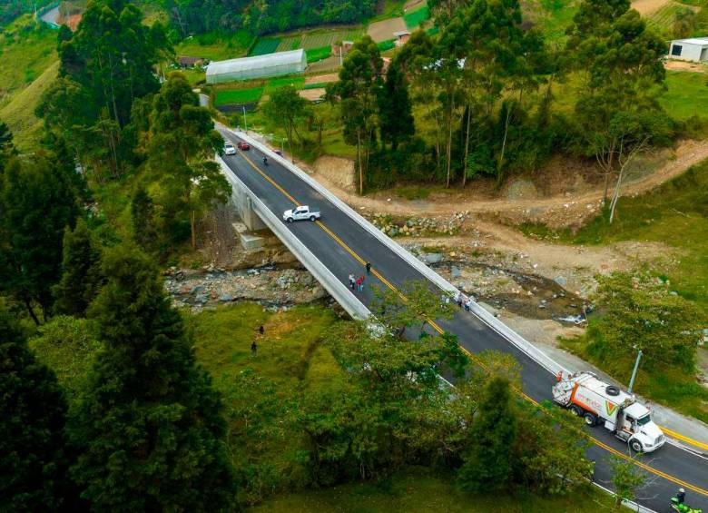 Así se ve el puente que se inauguró sobre La Iguaná. Foto: Cortesía Alcaldía de Medellín. 