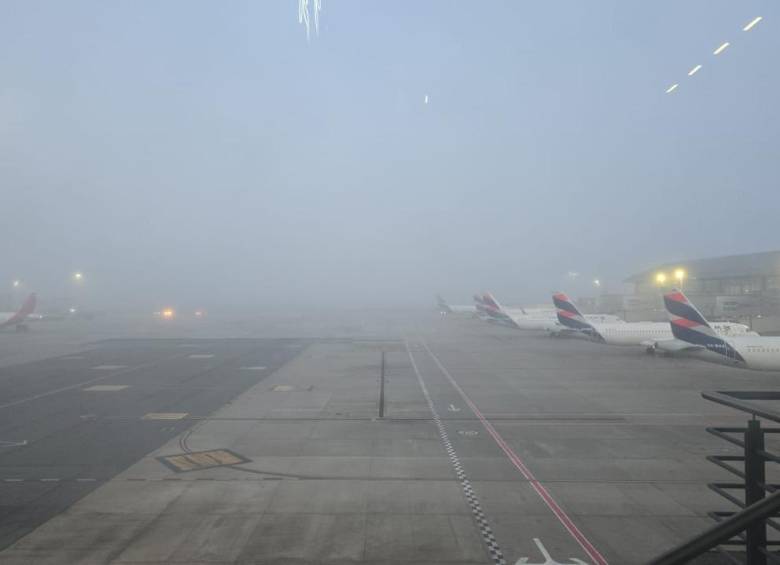 La densa niebla que cubre este jueves la Sabana de Bogotá obligó a cancelar y retrasar varios vuelos en el Aeropuerto Internacional El Dorado. FOTO: AEROCIVIL