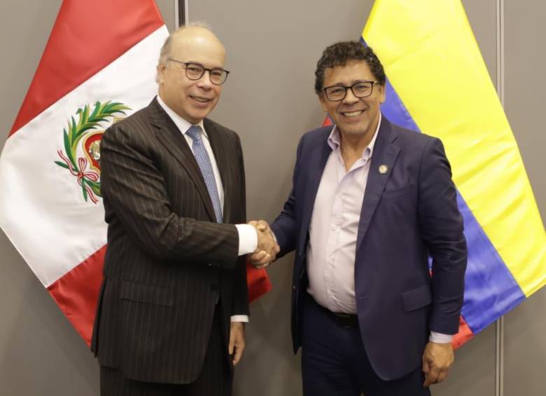 Delegaciones de ambos países durante la Comisión Mixta Permanente de Inspección en Lima. FOTO: CORTESÍA