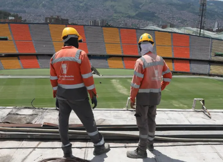 Obreros del Distrito realizan las labores desde la parte alta del estadio Atanasio Girardot. FOTO: Horus Thor Amaya.