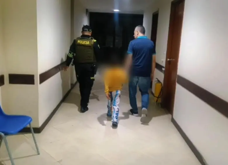 El menor fue acompañado por la Policía y la Alcaldía y posteriormente trasladado a la Comisaría de Familia de emergencia. FOTO: Cortesía Alcaldía de Medellín