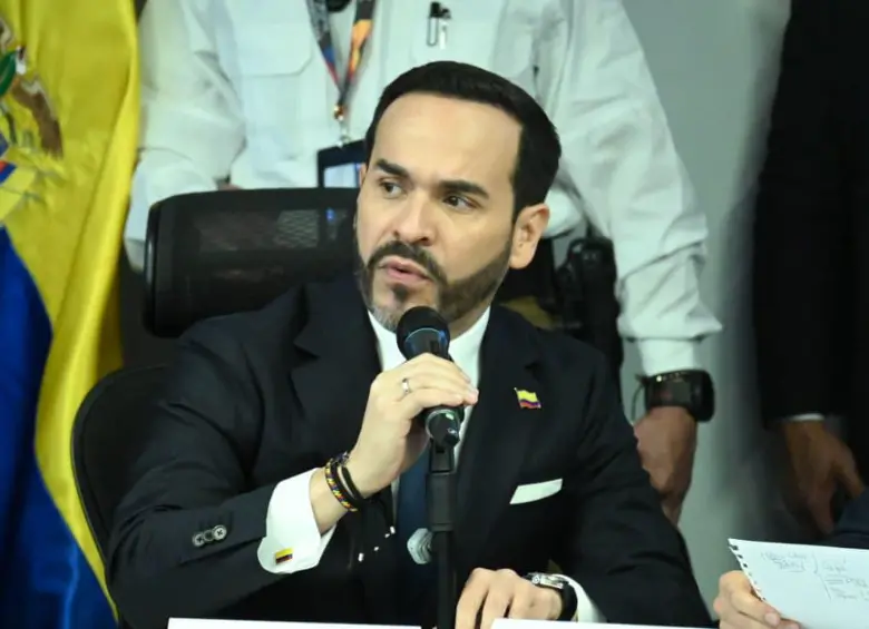 El presidente Abelardo de la Espriella en reunión de emergencia en la Unidad Nacional para la Gestión del Riesgo tras fuerte temblor en Colombia. FOTO: MinInterior