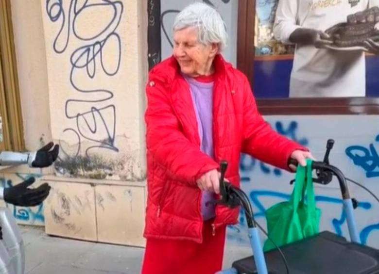 Edward Warchocki camina por las calles de Polonia e interactúa con los ciudadanos. Foto. Redes sociales