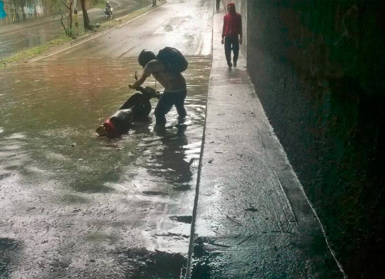 Las inundaciones del deprimido de la Feria de Ganados es una tradición cada que llueve con intensidad en Medellín. La imagen corresponde a 2015, pero este lunes también se presentó un hecho similar de inundación y en ese periodo de tiempo se han presentado decenas de situaciones parecidas. FOTO: ARCHIVO