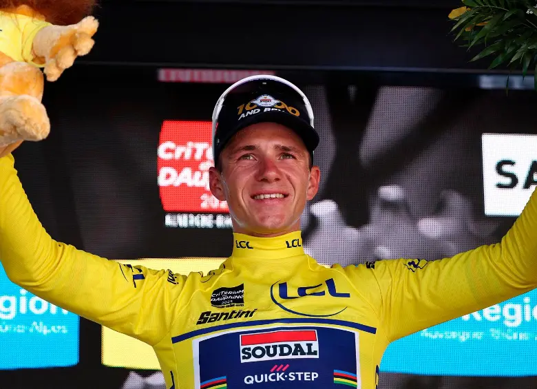 Remco Evenepoel portando el maillot amarillo como nuevo líder del Dauphiné. FOTO: AFP