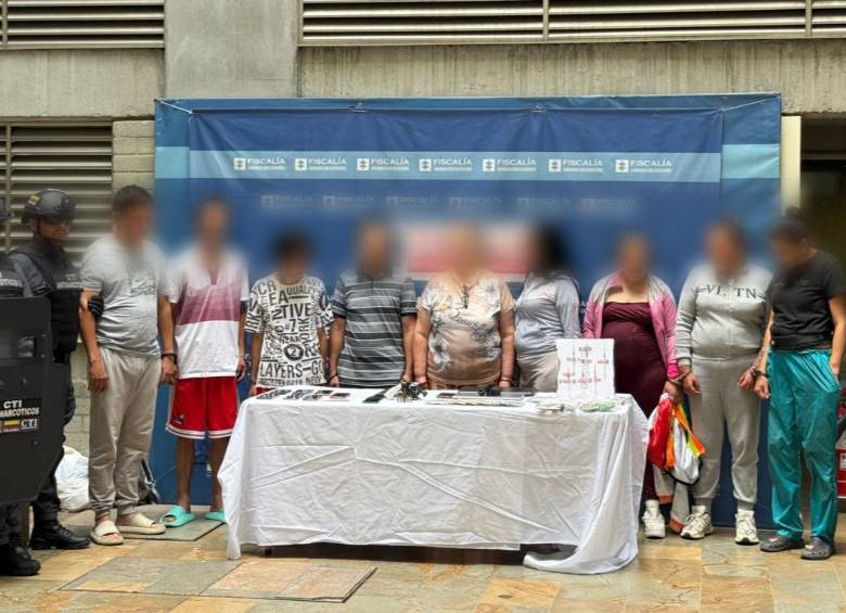 Según la investigación, por medio de llamadas y mensajes de WhatsApp coordinaban la venta de la heroína en Medellín y el área metropolitana. FOTO Alcaldía de Medellín. 