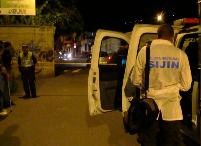 Los agentes de la Sijín de la Policía Metropolitana hicieron la inspección al cuerpo sin vida de esta mujer. FOTO: ARCHIVO