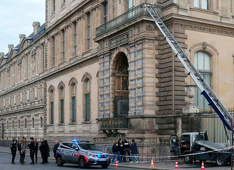 El pasado domingo 19 de octubre, ladrones ingresaron al Museo de Louvre en París y robaron varios joyas de la sala Apolo avaluadas en 88 millones de Euros. Foto AFP. 