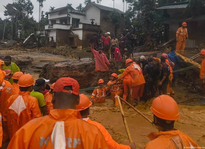 Los equipos de emergencia han podido rescatar a 250 personas que se encontraban sumergidos en el lodo. Foto: DW. 