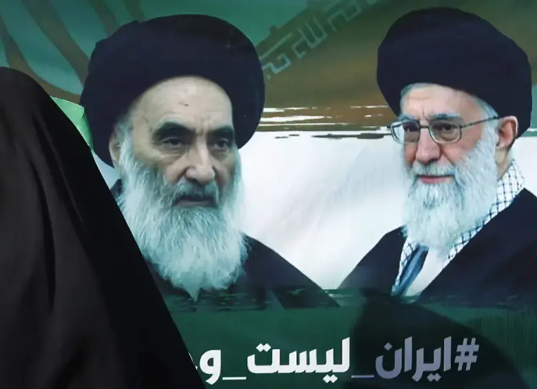 A la izquierda, el primer ayatolá que llegó al poder supremo de Irán en 1979 y estuvo allí hasta 1989, Ruhollah Jomeini, a la derecha Alí Jamenei, su sucesor, quien murió en los bombardeos del 28 de febrero. 