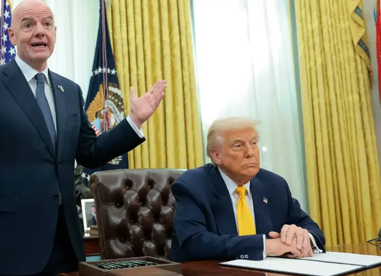 El presidente de la FIFA, Gianni Infantino, estuvo con el presidente de Estados Unidos, Donald Trump, en la Oficina Oval. FOTO: Getty.