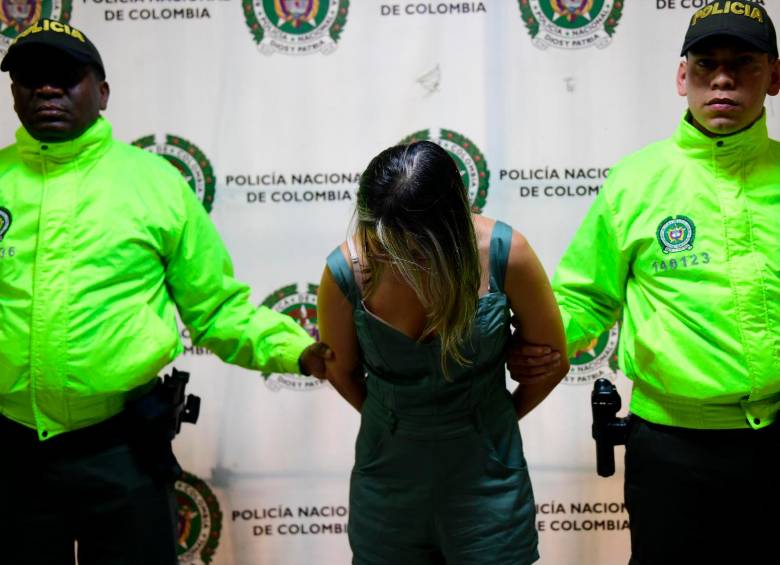 La sospechosa es una mujer de 37 años que fue capturada en inmediaciones del barrio Enciso de Medellín. FOTO: Cortesía Policía Meval