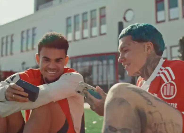 Encuentro entre figura del fútbol colombiano y artista urbano durante grabación de contenido en instalaciones deportivas europeas. FOTO Instagram @blessd