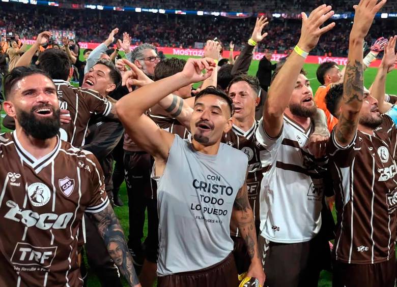La garra y trabajo en equipo le dio frutos al Platense en Argentina. FOTO GETTY 