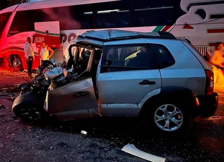 Una de las personas que se transportaba en la camioneta quedó herida. FOTO: REDES SOCIALES
