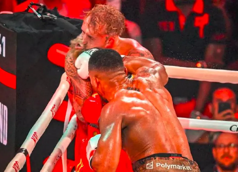 La impresionante imagen del golpe que le fracturó la mandíbula a Jake Paul y que le provocó el nocaut. FOTO AFP