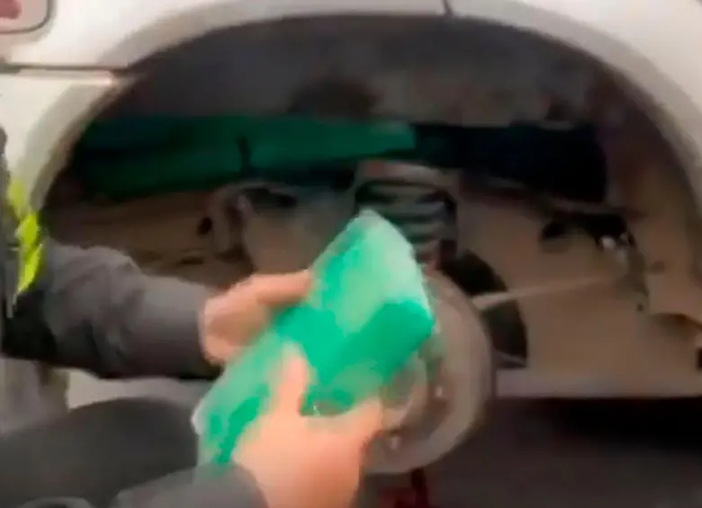 En las llantas, en la zona de la suspensión y hasta dentro de paredes falsas encontraron drogas en un campero. FOTO CORTESÍA