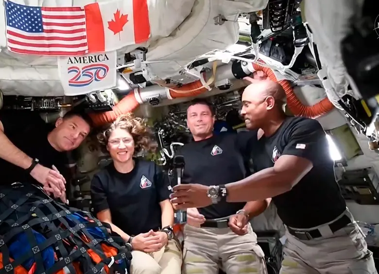 Jeremy Hansen, Christina Koch, Reid Wiseman y Victor Glover hablaron en una rueda de prensa tras terminar su paso por el lado oscuro de la luna. FOTO Captura de pantalla Nasa 