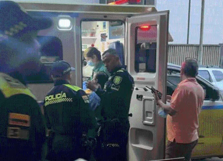 El hombre herido recibió atención inmediata por una ambulancia de la secretaría de Salud. FOTO: CORTESÍA