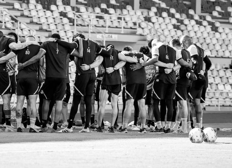 Los jugadores y el cuerpo técnico de Deportes Tolima realizaron un entrenamiento en Villavicencio, porque no alcanzaron a enterarse del aplazamiento de la quinta fecha de la Liga BetPlay. FOTO TOMADAX@cdtolima