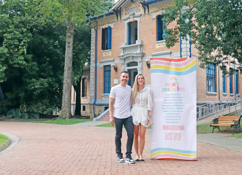 Camilo Villegas y María Ochoa, su esposa, crearon la Fundación Mía’s Miracle. FOTO cortesía hospital san vicente
