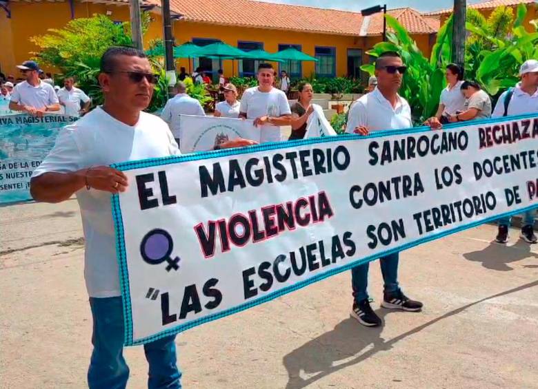 Los docentes y estudiantes de San Roque se movilizaron por sus calles para pedir justicia por lo sucedido con la docente y, de paso, exigir garantías para ejercer su labor con plena seguridad. FOTO: CORTESÍA