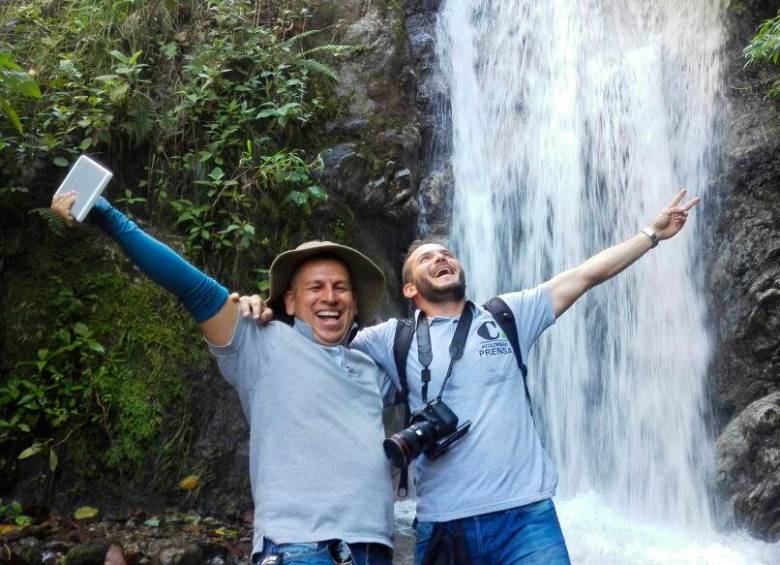Diego Ocampo y su compañero Sebastián Carvajal, editor Audiovisual, quien expresó: “Diego era un compañero firme en cada producción, con la sonrisa que siempre lo acompañaba”. FOTO: JAIME PÉREZ.