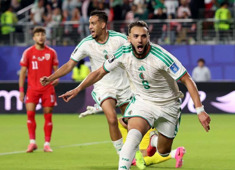 Miles de aficionados se reunieron en espacios públicos de Jordania para seguir el partido de su selección en el Mundial 2026. FOTO: Getty Images.