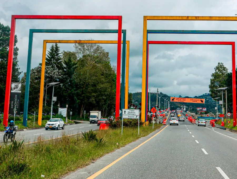 La escultura acompaña el paisaje en inmediaciones del aeropuerto desde los años 80. FOTO: MANUEL SALDARRIAGA