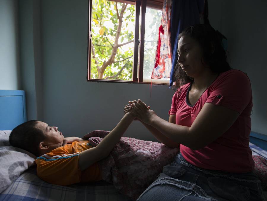 Una mujer cuida de un paciente en su casa. Foto: EL COLOMBIANO