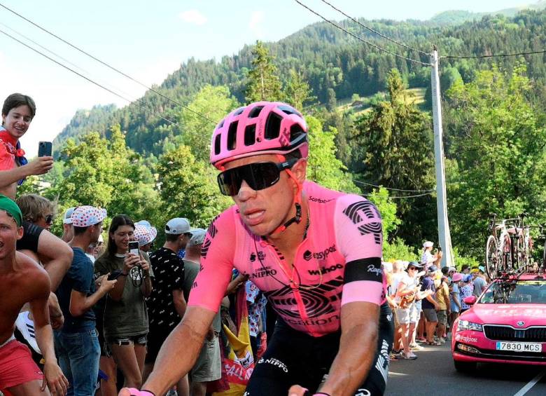 Rigoberto Urán sufrió una caída en el kilómetro 40 de la etapa 15 del Tour de Francia, que se disputó este domingo. FOTO TOMADA @EFprocycling
